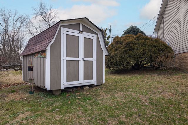 803 Farmingdale Dr, La Vergne, TN 37086