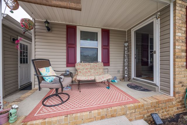 803 Farmingdale Dr, La Vergne, TN 37086