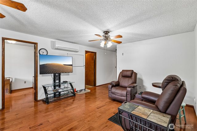 8621 Vistarama Avenue, Everett, WA 98208