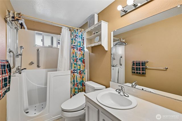 8621 Vistarama Avenue, Everett, WA 98208