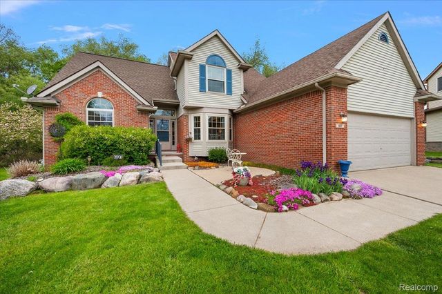 607 Salus Drive, Waterford Charter Township, MI 48327