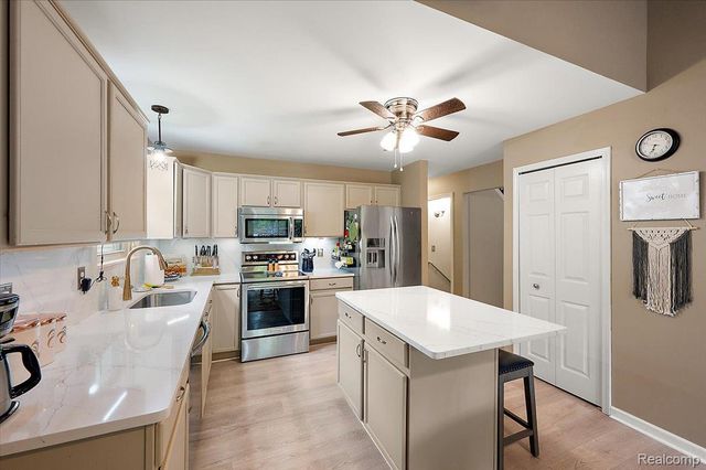 607 Salus Drive, Waterford Charter Township, MI 48327