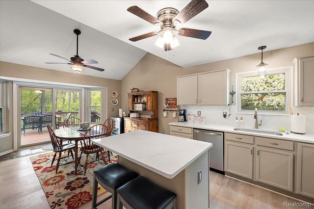 607 Salus Drive, Waterford Charter Township, MI 48327