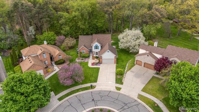 607 Salus Drive, Waterford Charter Township, MI 48327