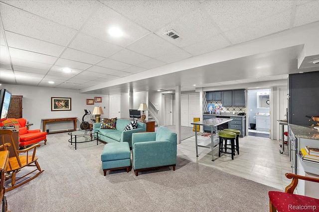 607 Salus Drive, Waterford Charter Township, MI 48327