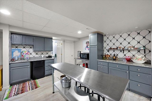 607 Salus Drive, Waterford Charter Township, MI 48327