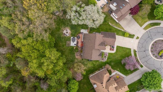 607 Salus Drive, Waterford Charter Township, MI 48327