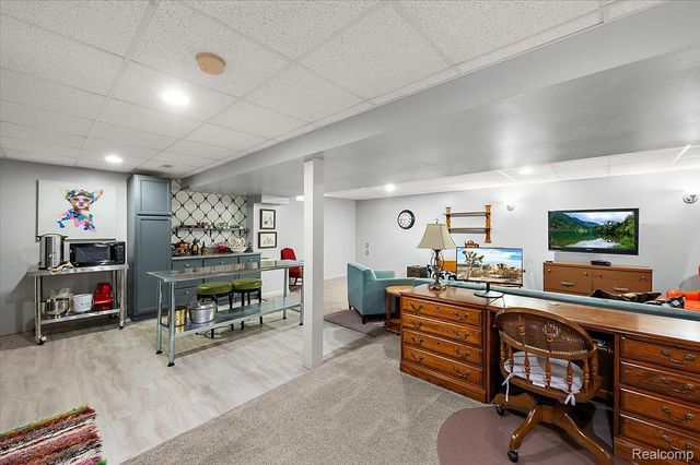 607 Salus Drive, Waterford Charter Township, MI 48327