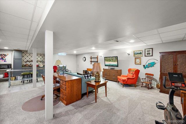 607 Salus Drive, Waterford Charter Township, MI 48327