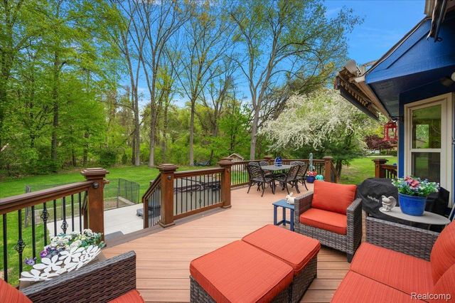 607 Salus Drive, Waterford Charter Township, MI 48327