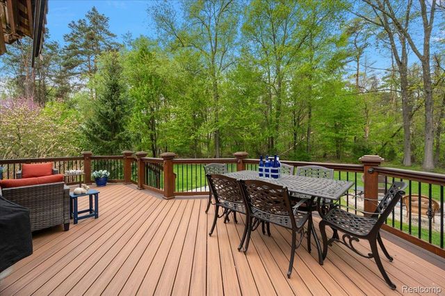 607 Salus Drive, Waterford Charter Township, MI 48327