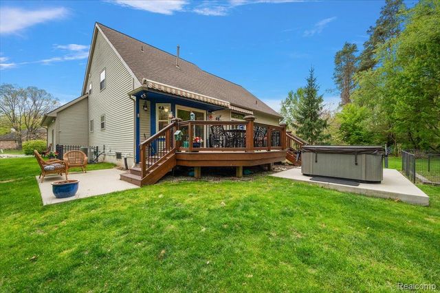 607 Salus Drive, Waterford Charter Township, MI 48327