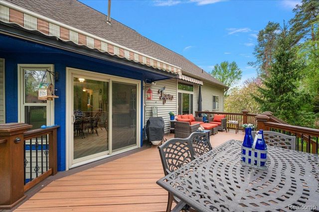 607 Salus Drive, Waterford Charter Township, MI 48327