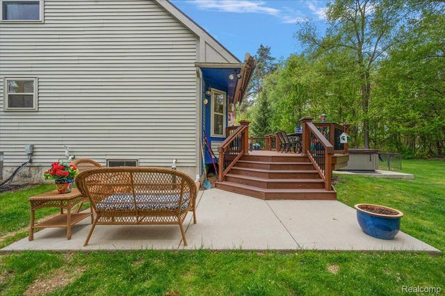 607 Salus Drive, Waterford Charter Township, MI 48327