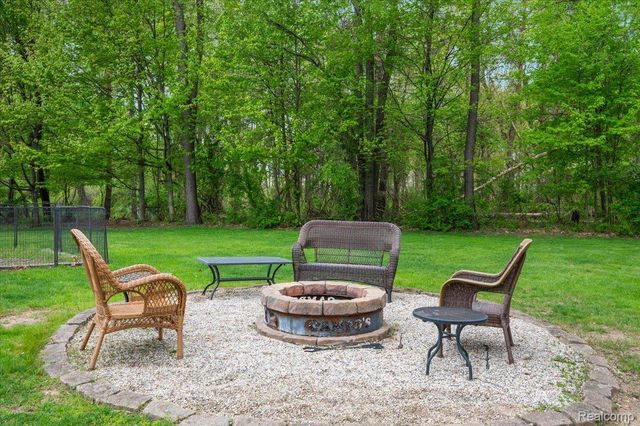 607 Salus Drive, Waterford Charter Township, MI 48327