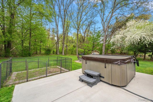 607 Salus Drive, Waterford Charter Township, MI 48327