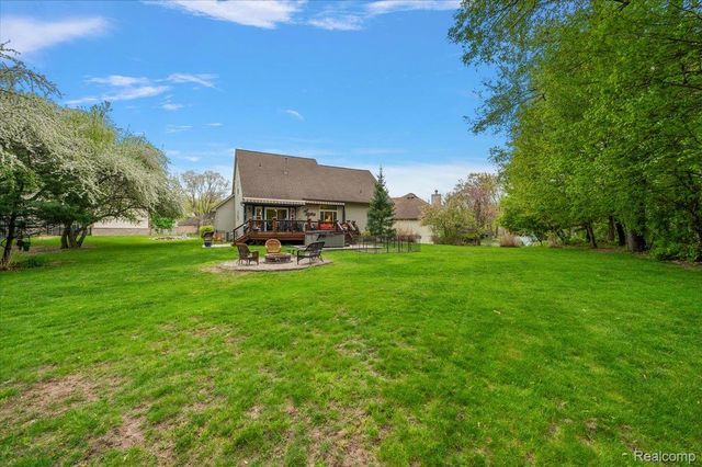 607 Salus Drive, Waterford Charter Township, MI 48327