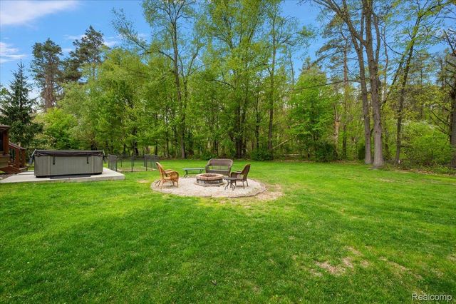 607 Salus Drive, Waterford Charter Township, MI 48327