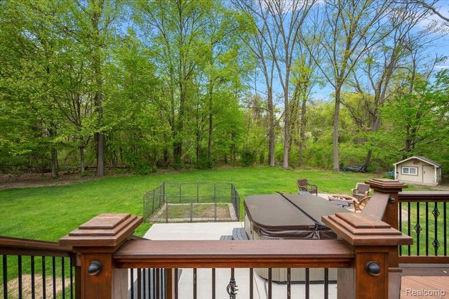 607 Salus Drive, Waterford Charter Township, MI 48327
