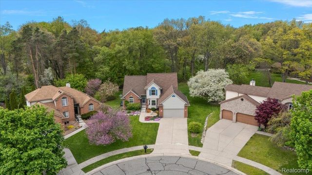 607 Salus Drive, Waterford Charter Township, MI 48327
