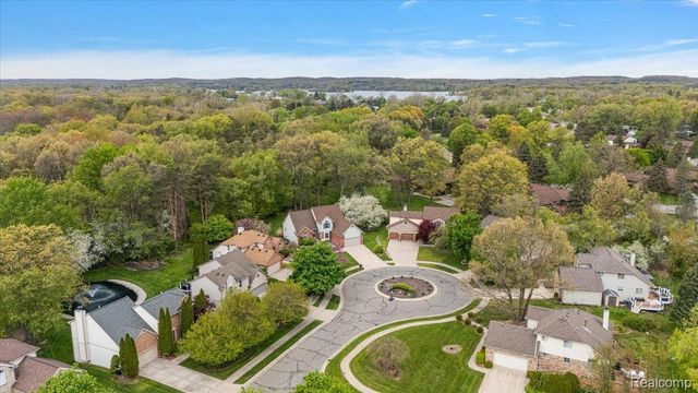 607 Salus Drive, Waterford Charter Township, MI 48327