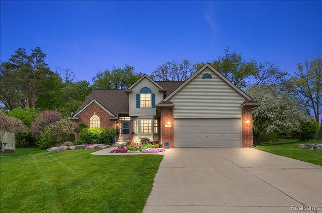 607 Salus Drive, Waterford Charter Township, MI 48327