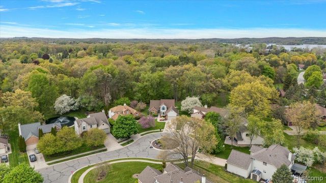 607 Salus Drive, Waterford Charter Township, MI 48327
