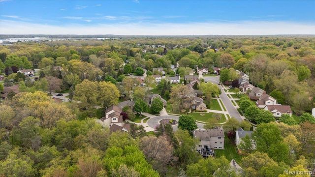 607 Salus Drive, Waterford Charter Township, MI 48327