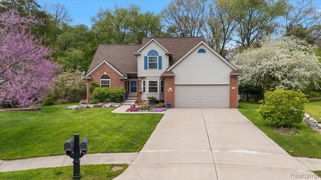 607 Salus Drive, Waterford Charter Township, MI 48327