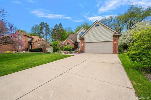 607 Salus Drive, Waterford Charter Township, MI 48327