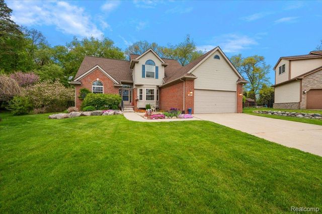 607 Salus Drive, Waterford Charter Township, MI 48327