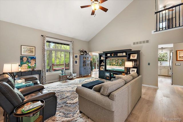 607 Salus Drive, Waterford Charter Township, MI 48327