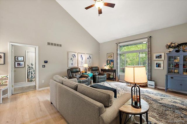 607 Salus Drive, Waterford Charter Township, MI 48327