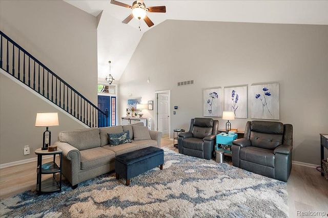 607 Salus Drive, Waterford Charter Township, MI 48327