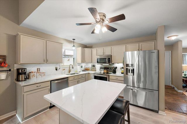607 Salus Drive, Waterford Charter Township, MI 48327
