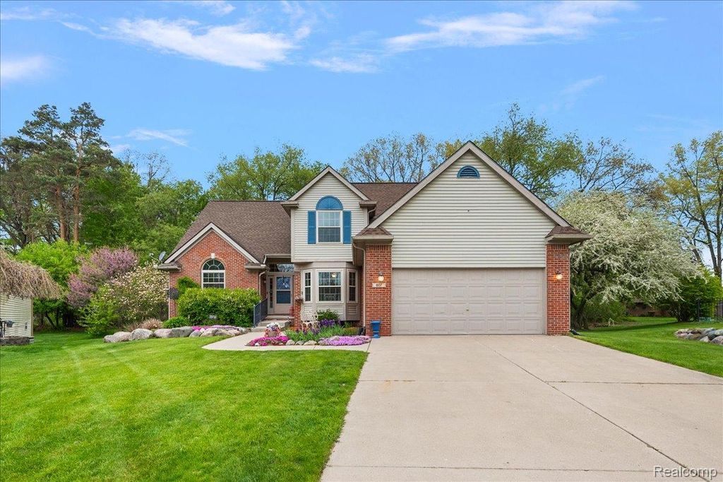 607 Salus Drive, Waterford Charter Township, MI 48327