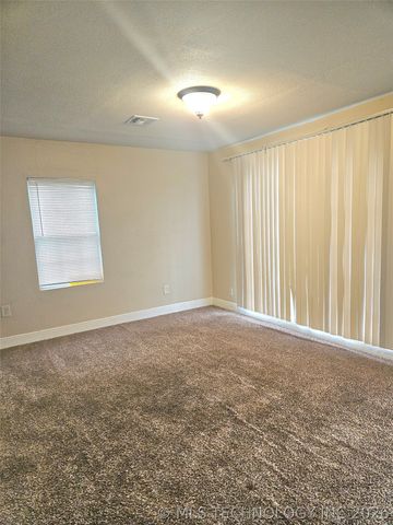 2040 E Woodrow Court, Tulsa, OK 74110