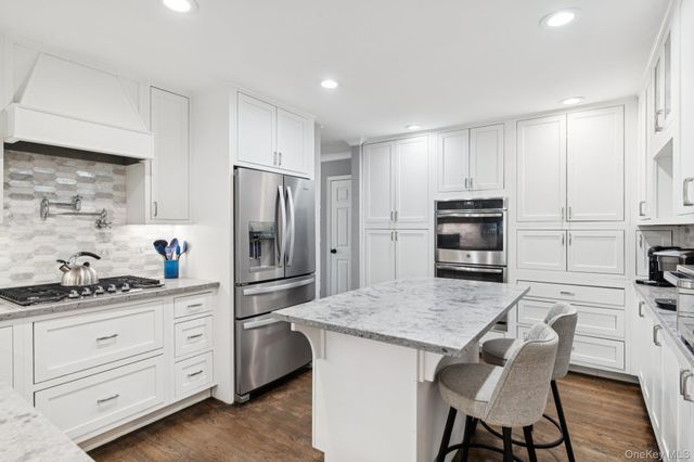 4 Paul Revere Lane, Centerport, NY 11721