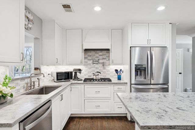 4 Paul Revere Lane, Centerport, NY 11721