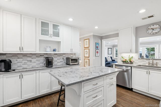 4 Paul Revere Lane, Centerport, NY 11721