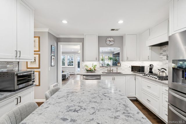 4 Paul Revere Lane, Centerport, NY 11721