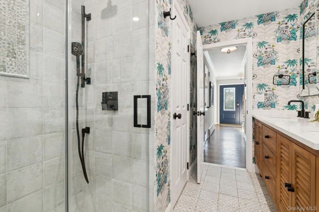 4 Paul Revere Lane, Centerport, NY 11721