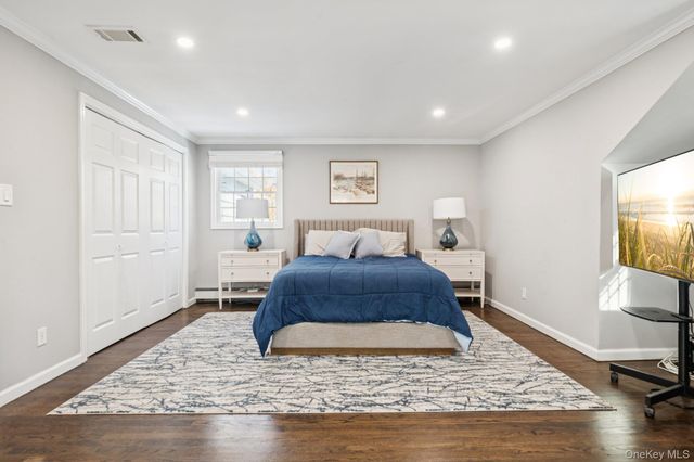 4 Paul Revere Lane, Centerport, NY 11721