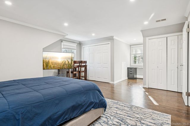 4 Paul Revere Lane, Centerport, NY 11721