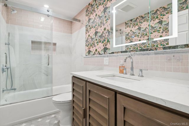 4 Paul Revere Lane, Centerport, NY 11721