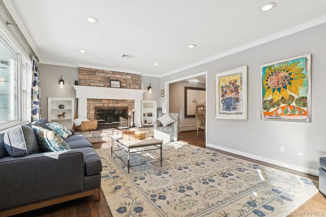 4 Paul Revere Lane, Centerport, NY 11721