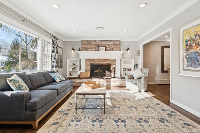 4 Paul Revere Lane, Centerport, NY 11721