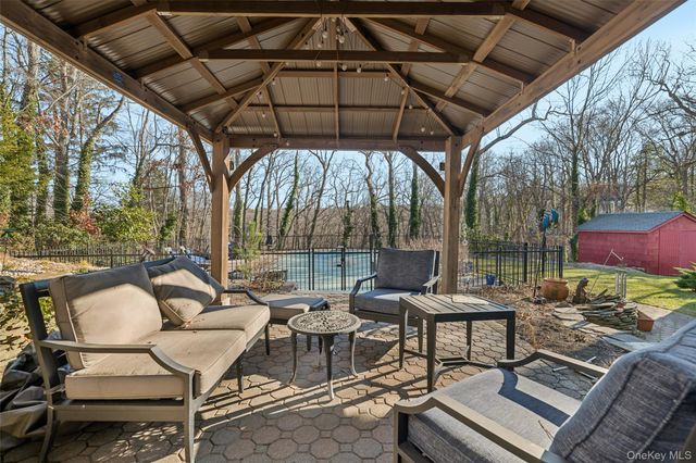 4 Paul Revere Lane, Centerport, NY 11721