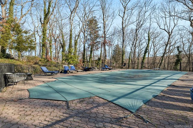 4 Paul Revere Lane, Centerport, NY 11721