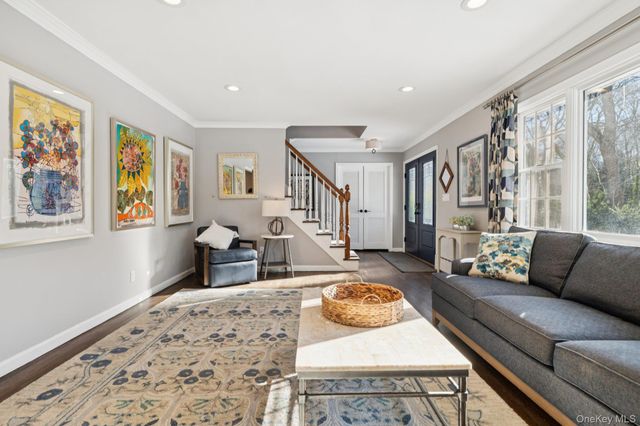 4 Paul Revere Lane, Centerport, NY 11721